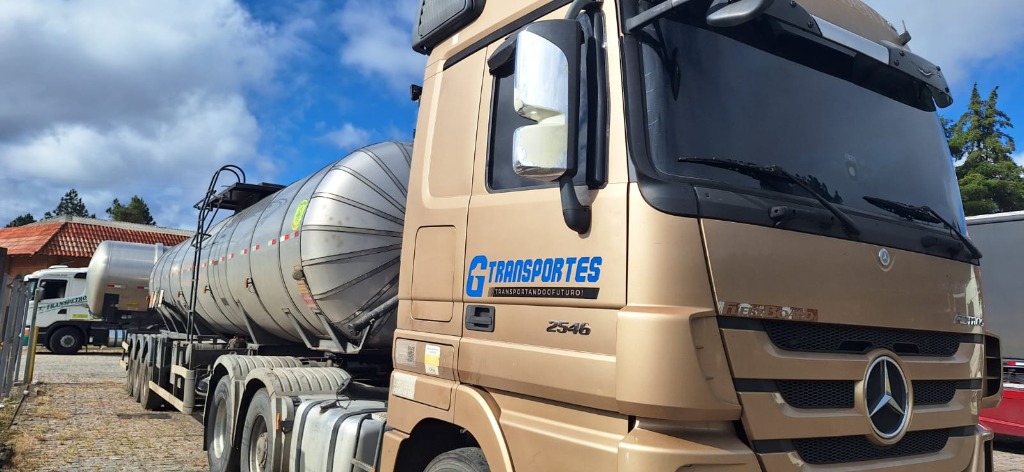 Caminhão G1 Transportes com tanque — Mercedes-Benz 2546