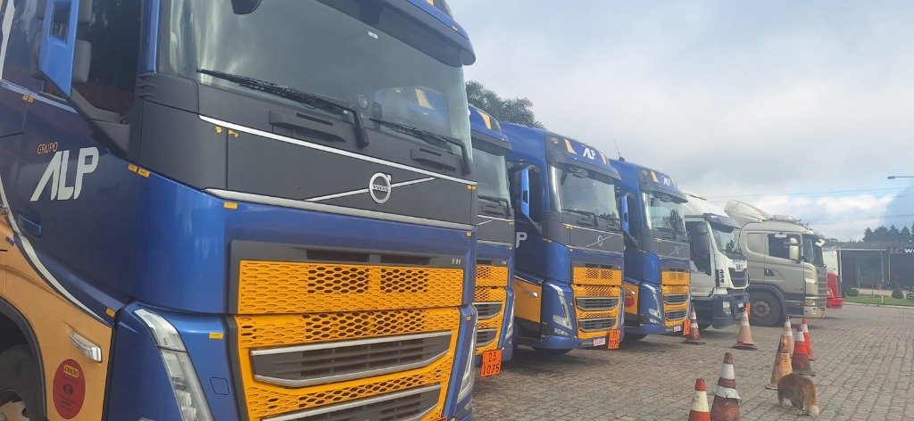 Frota G1 Transportes — caminhões alinhados no pátio